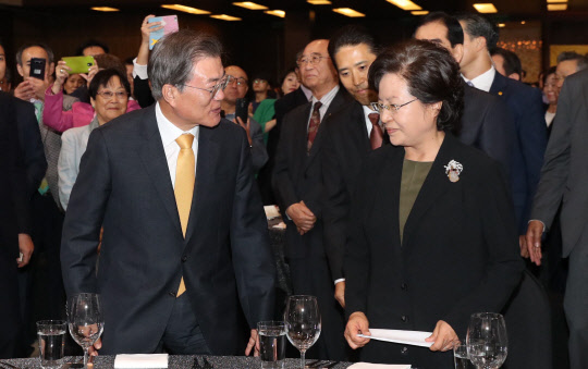 문재인 대통령과 권양숙 여사가 26일 오후 서울 여의도 63 컨벤션센터에서 열린 '10·4 남북 정상선언' 10주년 기념식에 입장해 인사를 하고 있다.